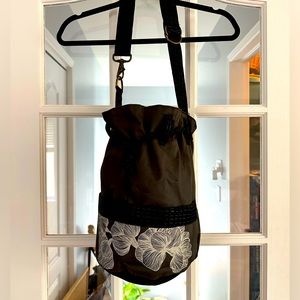 Noujica bucket bag